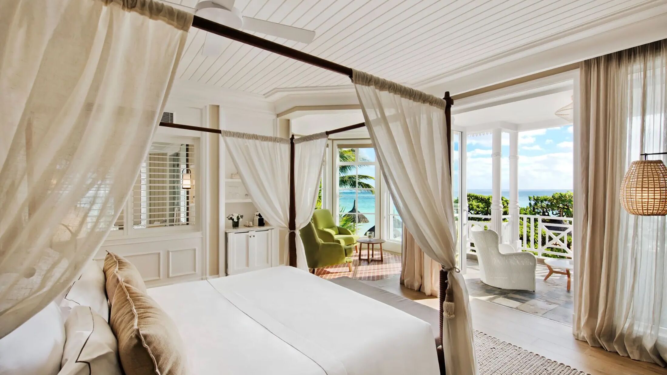 Heritage-Le-Telfair-2024-Junior-Beachfront-Suite-001-117381-Hybris