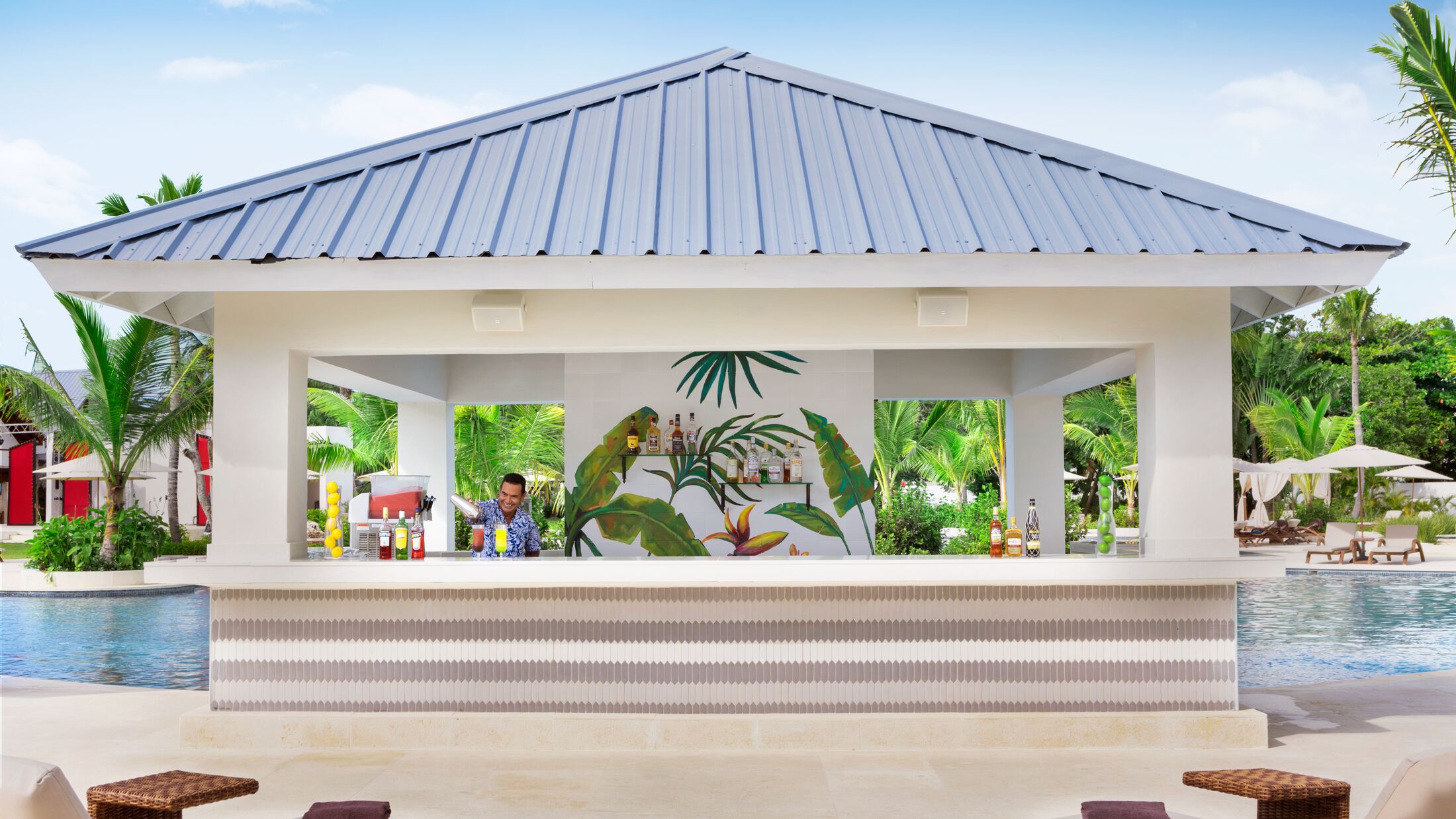 Hilton-La-Romana-Family-2023-Pool-Bar-001-121911-Hybris