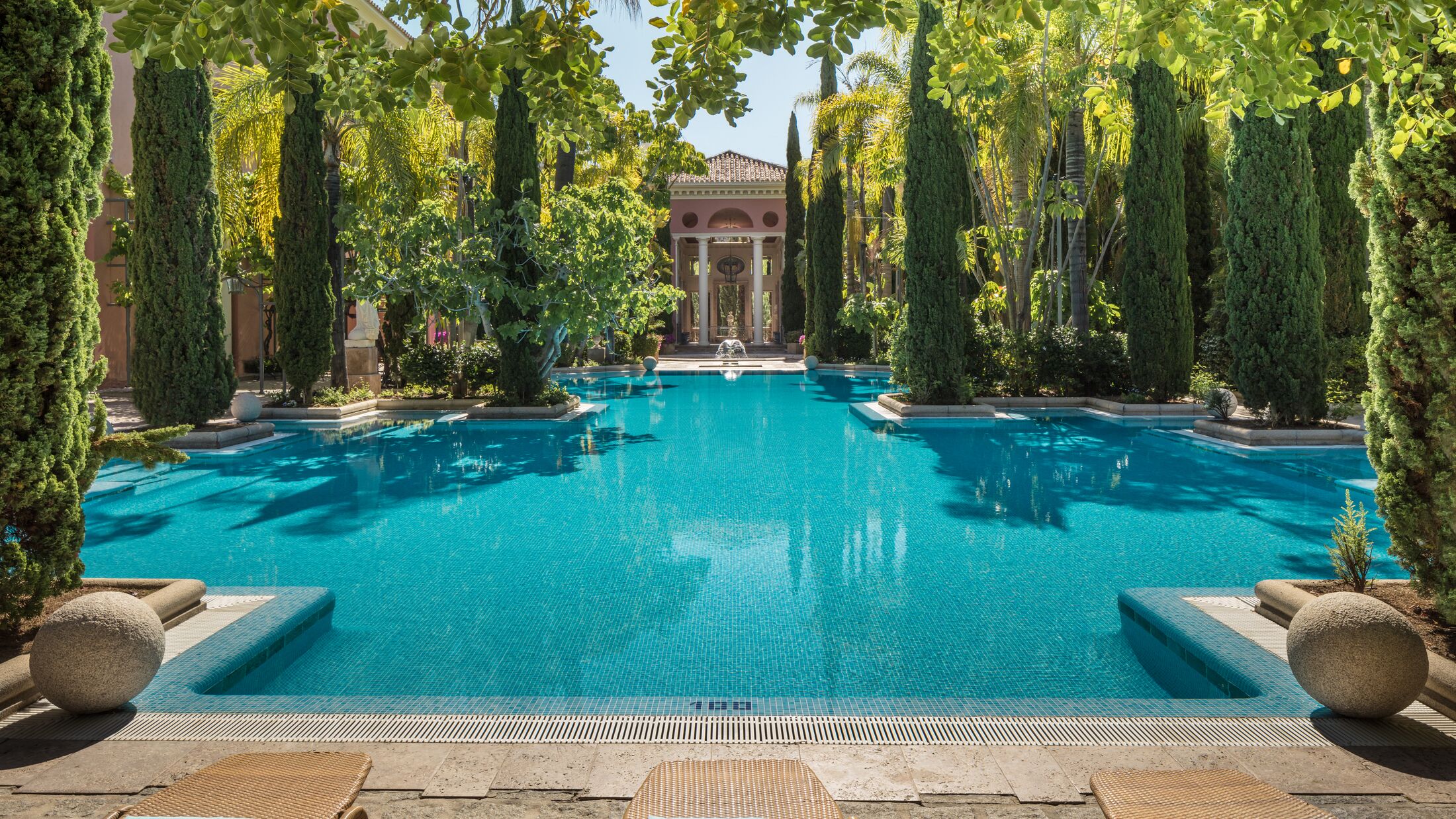 Anantara-Villa-Padierna-2024-Swimming-Pool-002-121668-Hybris